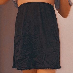 𝐁𝐋𝐀𝐂𝐊 𝐋𝐈𝐍𝐆𝐄𝐑𝐈𝐄 𝐒𝐊𝐈𝐑𝐓